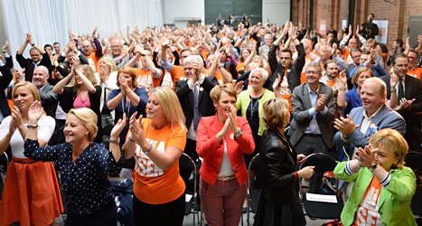 Alla som var med på mötet skulle klappa i händerna, dansa och hurra. Foto: TT