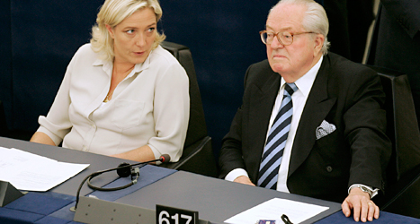 Marine Le Pen och hennes pappa Jean-Marie i Europaparlamentet. De är ledare för Nationella Fronten. Foto: TT