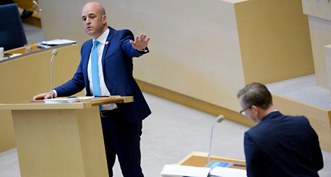 Statsminister Fredrik Reinfeldt och socialdemokraten Mikael Damberg diskuterar i riksdagen. Foto: Janerik Henriksson /TT