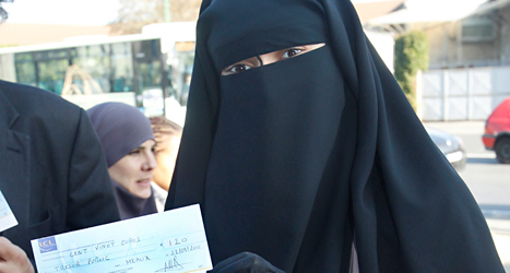 Muslimska kvinnor i Frankrike får inte ha heltäckande slöja.
Kvinnan på bilden har tvingats betala böter för att hon haft slöja.
Foto: Remy de la Mauviniere/TT
