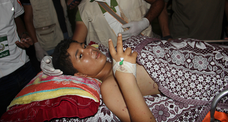 En palestinsk pojke har skadats av Israels bomber. 
Foto: Mohammed Sabry/TT.