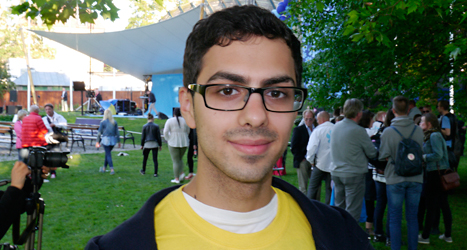 Emrah Tortumlu står i parken Almedalen efter Jimmie Åkessons tal. Foto: Moa Candil