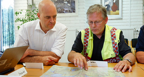 Statsminister Fredrik Reinfeldt tillsammans med räddningsledare Lars-Göran Uddholm. Foto: Fredrik Persson /TT
