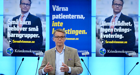 Göran Hägglund framför några av Kristdemokraternas valaffischer. Foto: Janerik Henriksson/TT