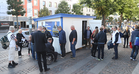Kristdemokraternas ledare Göran Hägglund var i Göteborg när han fick en tårta i ansiktet. Foto: TT
