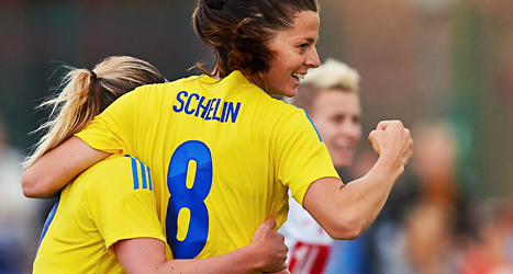 Lotta Schelin är glad. Hon gjorde två mål i matchen mot Polen. Foto: EPA /TT