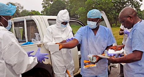 Sjukvårdare arbetar med att hjälpa dem som fått sjukdomen ebola.
Foto.Abbas Dulleh/TT.