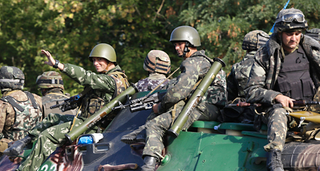 Ukrainska soldater krigar mot rebeller i östra Ukraina. Foto: Sergej Grits/TT.