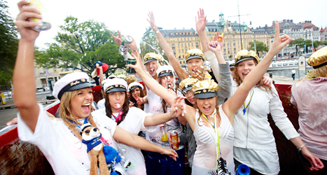 Studenterna är glada att de slutat skolan. Men det är svårt för ungdomar att få jobb och lägenhet. Foto: TT