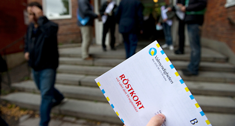 De som har rätt att rösta får hem ett röstkort innan valet. Foto: TT