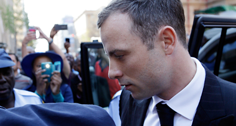 Oscar Pistorius utanför domstolen i Pretoria i Sydafrika.