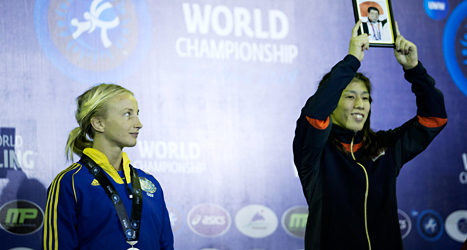 Sofia Mattsson och Saori Yoshida på prispallen. Foto:  Björn Larsson Rosvall/TT.