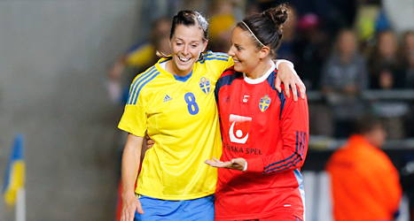 Lotta Schelin och målvakten Carola Söberg klappar om varandra efter segern mot Skottland. Foto: Adam Ihse/TT