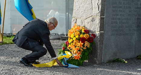 Kungen lägger ner en krans för att hedra dem som dog när Estonia sjönk. Foto: Claudio Bresciani/TT.