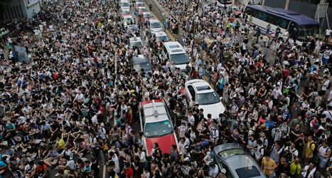 Tusentals människor demonstrerar i Hongkong. Foto: Vincent Yu/TT