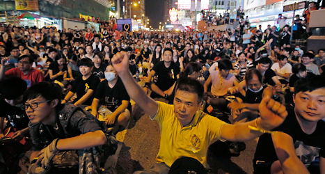 Människor demonstrerar för demokrati och fria val i Hongkong. Foto: 
Vincent Yu/TT.
