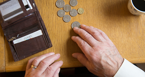 Många pensionärer har svårt att få pengarna att räcka till. Foto: TT