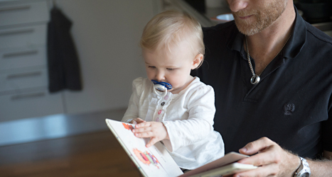 Vem ska vara hemma när barnen är små? Det har blivit en viktig fråga i valet. Foto: TT