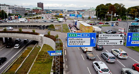 För att det ska bli mindre bilar i centrum av Göteborg måste alla som kör där betala en extra skatt. Foto: TT