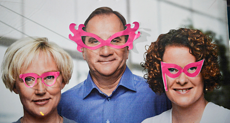 Feminister har satt rosa glasögon på Socialdemokraternas affisch. Foto: TT