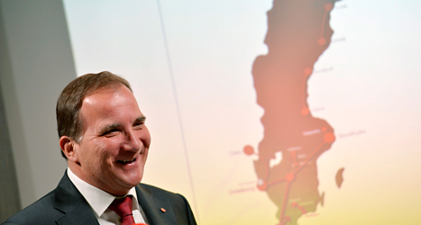 Stefan Löfven visar en karta med de nya järnvägarna. Foto: TT