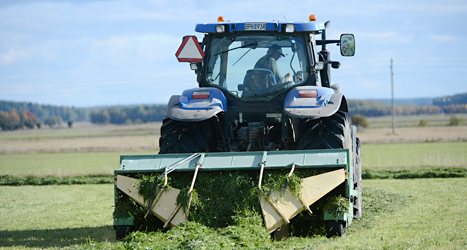 En bonde kör i sin traktor. Foto: TT