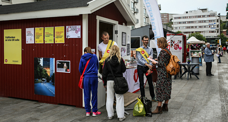Partierna berättar för människor om sin politik. Foto: TT