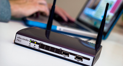 Den svarta lådan ordnar internet till datorn bakom. Foto: TT