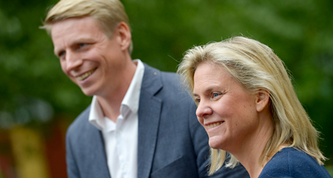 Per Bolund, Miljöpartiet, och Magdalena Andersson, Socialdemokraterna, pratar om hur Sveriges pengar ska användas. Foto: TT