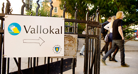 Vallokalerna är öppna till 20.00. Här är några väljare på väg till en skola på Södermalm i Stockholm. Foto: Jessica Gow/TT