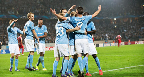 Spelarna i Malmö FF kramar om varandra efter segern mot Olympiakos
från Grekland. Foto: Andreas Hillergren/TT.