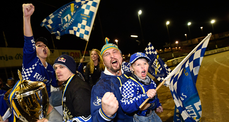 Vetlanda Elit har blivit svenska mästare och firar SM-guldet.
Foto: Mikael Fritzon/TT.