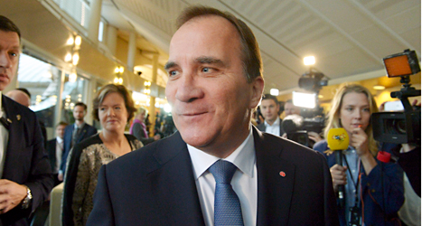 Statsminister Stefan Löfven på väg in i riksdagen för att berätta vad den nya regeringen ska jobba med. Foto: TT