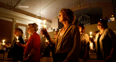 Människor i USA sörjer Thomas Duncan som dog i ebola. Foto: Tony Gutierrez/TT.