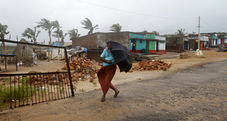 Flera hundra tusen människor har flytt undan ovädret i Indien. Foto: Biswaranjan Rout/TT