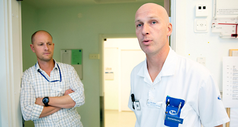 Sjuksköterskan Boo Jarhall och läkaren Göran Liffner arbetar på en avdelning som ska ta hand om ebolasjuka i Sverige.
Foto: Stefan Jerrevång/TT.