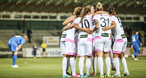 Rosengårds spelare firar ett mål i matchen mot Rjazan från Ryssland. Foto: Andreas Hillergren/TT.