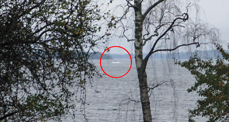 Militärerna tror att det som syns på bilden kan vara en utländsk ubåt.
Foto: TT