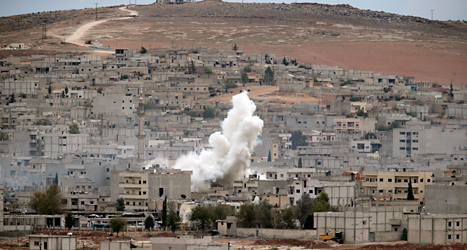 En bomb sprängs i staden Kobane i Syrien. Foto: Lefteris Pitarakis/TT.