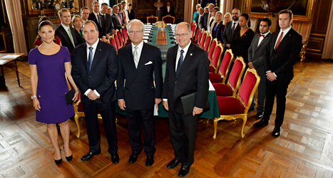 Kronprinsessan Victoria, statsminister Stefan Löfven, kung Carl Gustaf och talman Urban Ahlin står framför den nya regeringen. Foto: TT