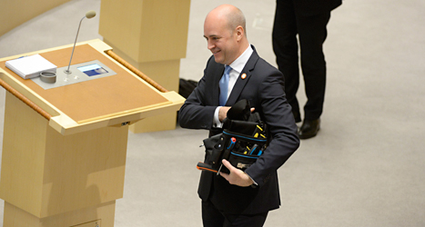 Fredrik Reinfeldt fick verktyg i present av Kristdemokraterna. Foto: TT