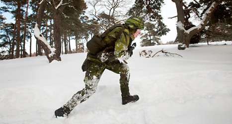 Förut lärde sig alla unga män att bli soldater. Regeringens försvarsminister vill att det ska bli så igen. Foto: TT