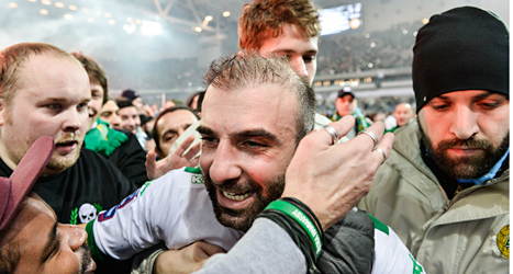 Kennedy Bakircioglü i Hammarby kramas om av glada fans. Foto: Anders Wiklund/TT.