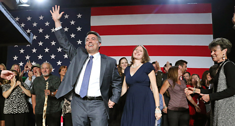 Politikern Cory Gardner i partiet Republikanerna jublar över valsegern i USA. Foto: Brennan Linsley/TT