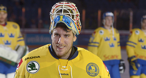 Sveriges målvakt Henrik Karlsson släppte inte in ett enda mål i matchen mot Finland. Foto: Markku Ulander/TT.