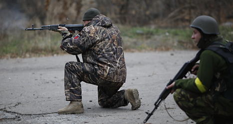 Ukrainska soldater skjuter mot rebeller nära staden Donetsk i östra Ukraina. Foto: Maxim Vetrov/TT.