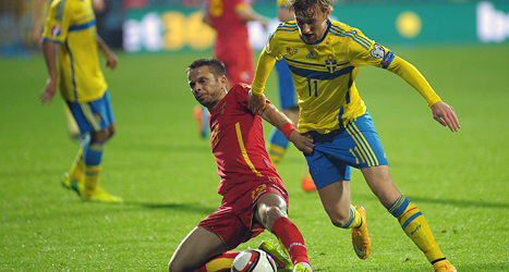 Emil Forsberg i matchen mot Montenegro. Foto: Risto Bozovic/TT