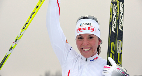 Charlotte Kalla krossade motståndarna i vinterns första tävling.
Hon var 37 sekunder före tvåan i mål. Foto. Nisse Schmidt/TT.