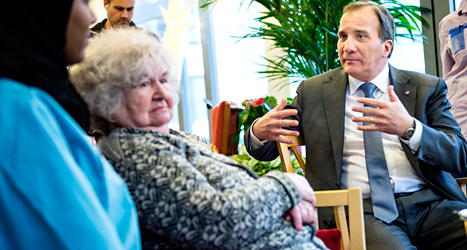 Stefan Löfven besöker ett äldreboende och pratar om vården. Foto: TT