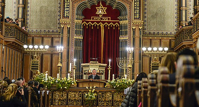 Statsminister Stefan Löfven i synagogan i Stockholm.